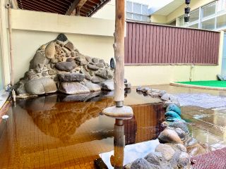 ≪露天風呂≫あたたかい湯船に立ち上る湯煙。豊かな効能を実感でき、思い思いにゆったりと過ごすことができます♪