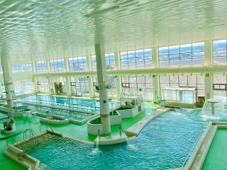 3つのゾーンで分かれており子供から高齢者までさまざまな目的に対応できる プールです♪