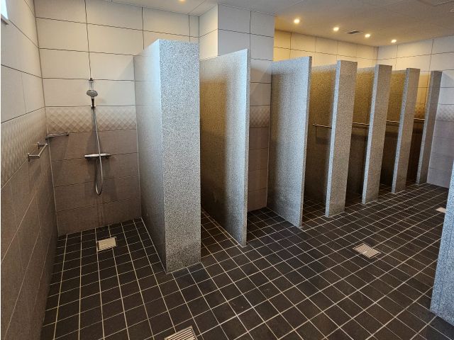 温水のシャワーが男女それぞれに10台