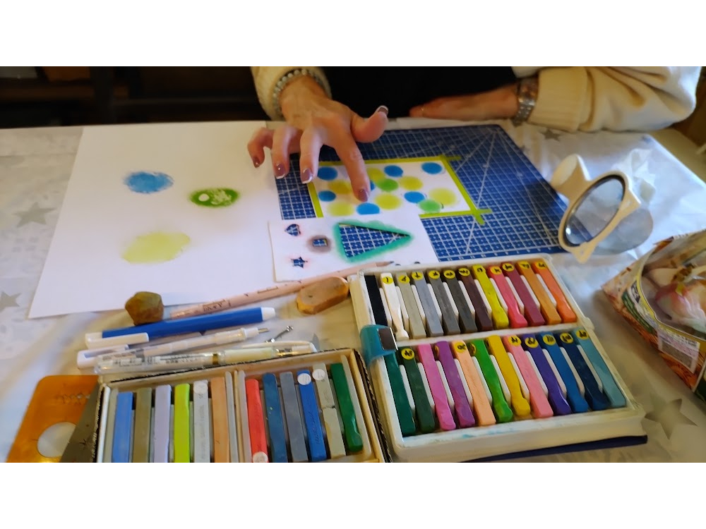 好きな色を削って指につけてくるくる描きます