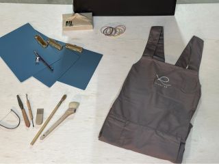 エプロンも準備しています。髪の長い方はヘアゴムもご用意しているので、汚れの心配が無く安心♪