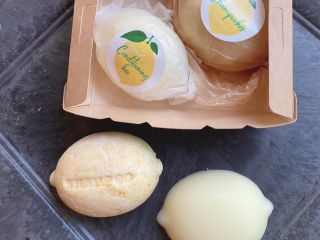レモンの形をしたシャンプーバーとコンディショニングバー