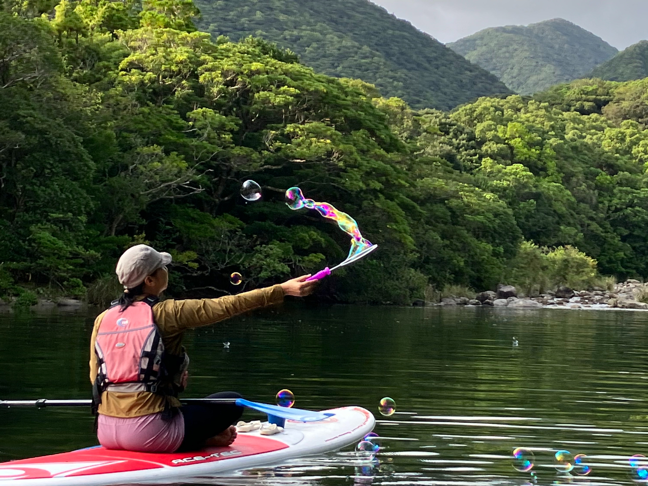 他にはないオリジナル体験コンテンツを提供中です。
屋久島の風を肌で目で感じる魅惑のシャボン玉SUP/カヌーツアー。
写真好きな方、ゆったり時間を過ごしたい方向き。
皆様からのご予約お待ちしております♪