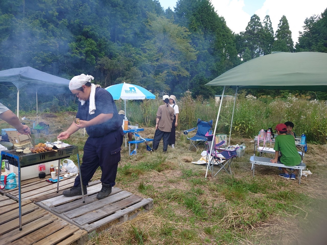 7月9月ごろには夏野菜の収穫した野菜を使ってばバーベキューを行います。