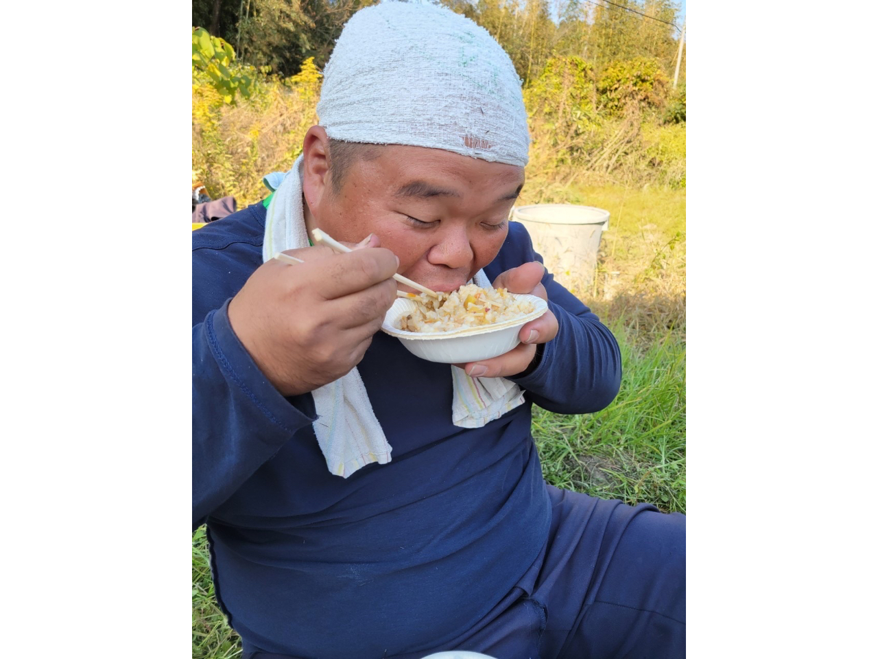 秋の芋掘りと芋煮会&新米ご飯を食べる会では掘りたてのさつまいもや里芋などを使って芋煮汁を作り、土鍋のご飯を炊いて食べましょう!