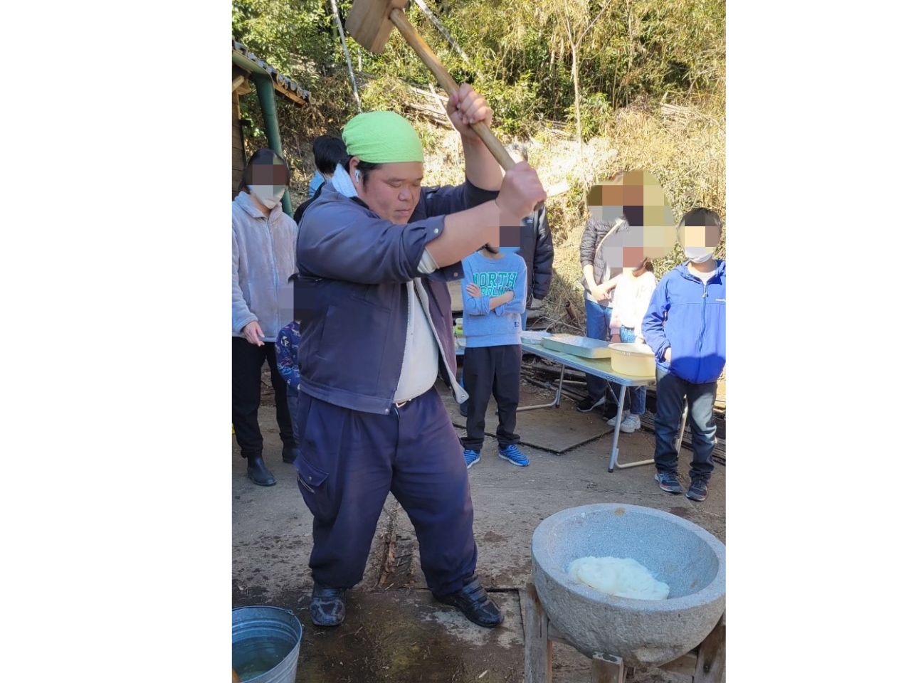 餅つき体験の様子。ついているのはぼちぼちファーム代表の森田高用