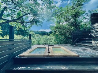 ウッドデッキに設置された温度帯の異なる二つの水風呂で里山の自然を感じながらととのいのひと時を