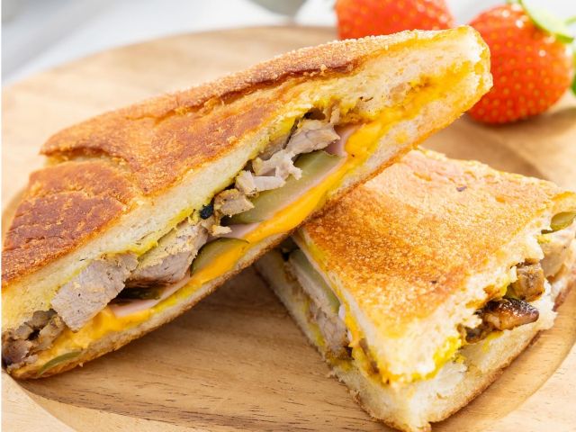 ランチには自家製ローストポークとピクルスを使ったキューバサンドがおすすめ♪