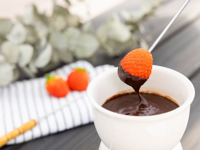 摘み取ったいちごをホットチョコレートにドブン!チョコレートフォンデュ!