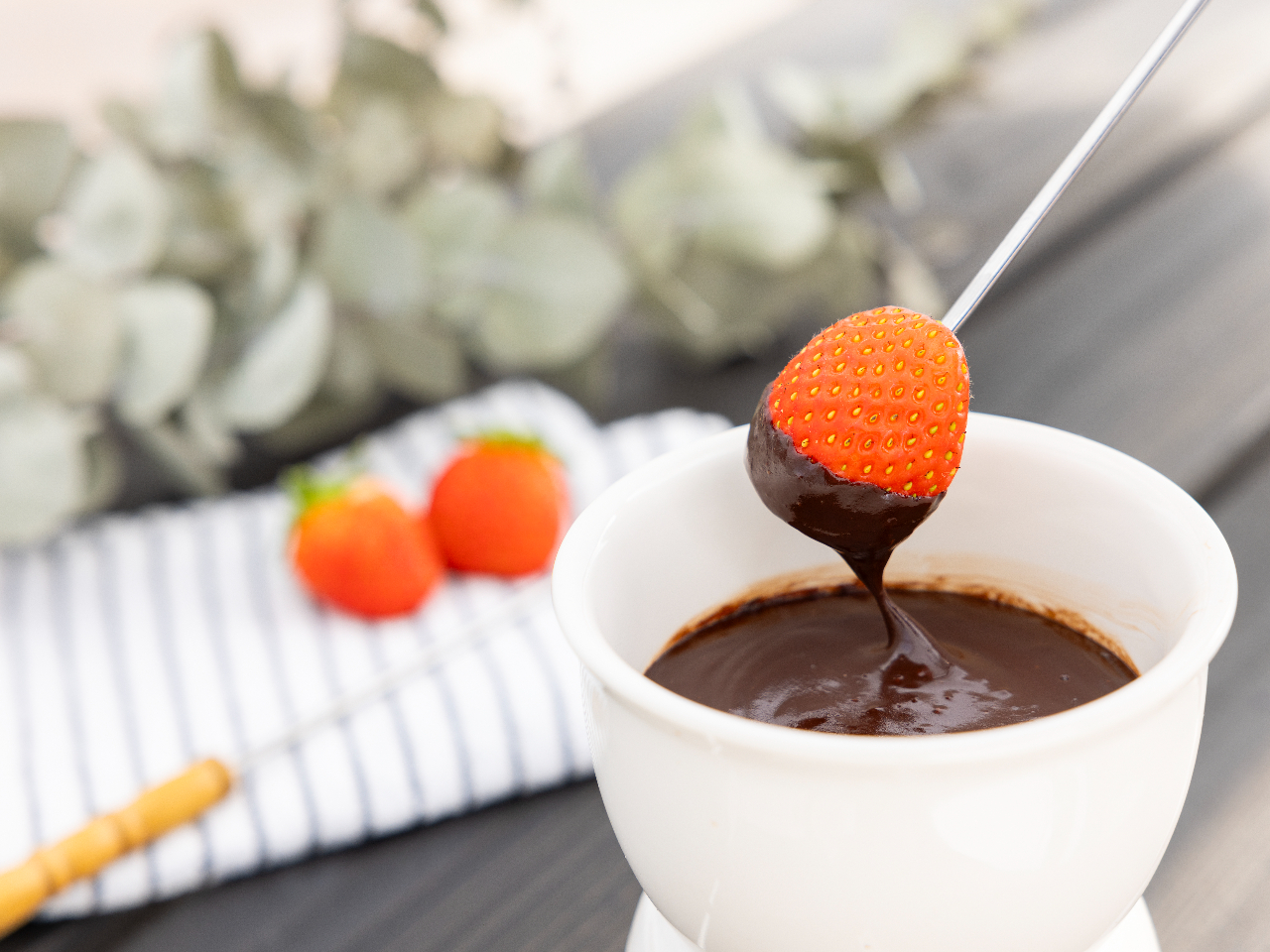 摘み取ったいちごをホットチョコレートにドブン!チョコレートフォンデュ!