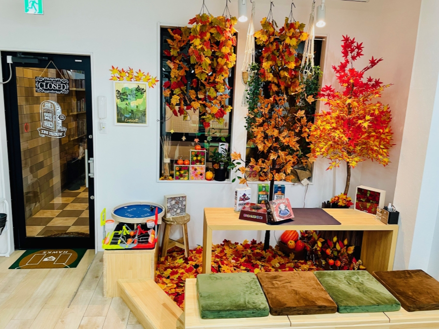 季節のコーナー♪9月〜11月は「秋」仕様!お席は、2人用ベンチチート「紅葉シート」です。