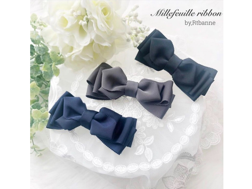 こちらのリボンは、大きいサイズと小さいサイズ、1つずつ製作できます。同じものを2つ製作して、バンズクリップやバナナクリップに取り付けることも可能です。