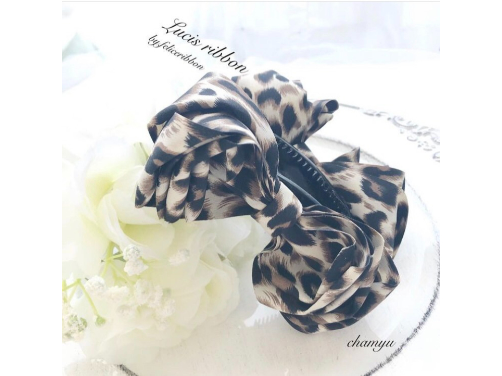 ふわっとした大人っぽいリボンをバナナクリップに取り付けた作品です。大人気のレオパード柄で。髪の毛が長い方に人気の形です。