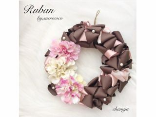 大人気のリボンリースレッスン。お好きなカラーで作られる方、シーズンに合わせて作られる方。初めての方も楽しく世界にひとつのリースを楽しく作られています。