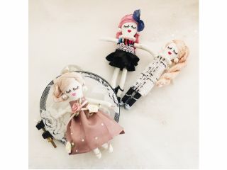 お好きな髪の毛の色をお選び頂きます。(髪の毛は講師準備)初めての方には、シンプルなワンピースでの製作をおすすめしています。パーツもたくさんご用意しております。