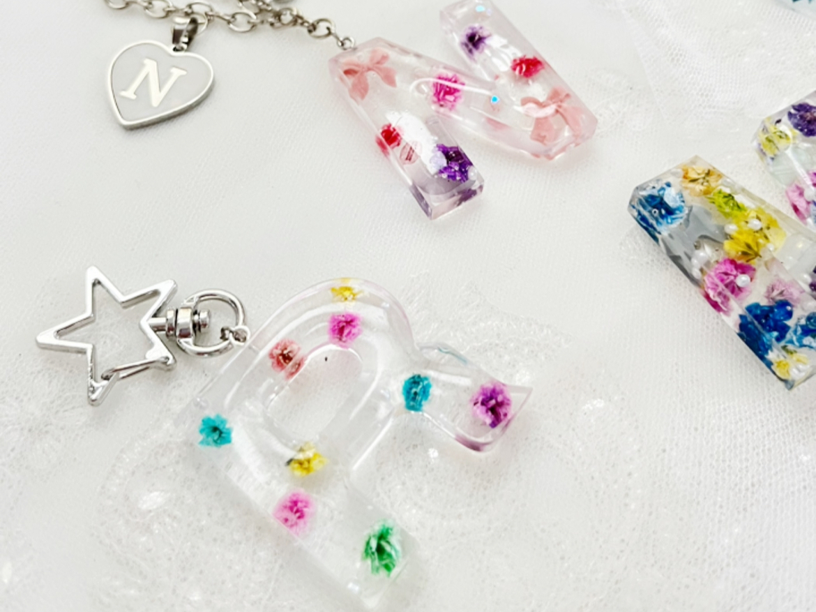 本物のお花やパーツを選び、世界に一つのイニシャルチャームを製作しましょう!