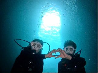 真っ青な【青の洞窟】で記念水中撮影!