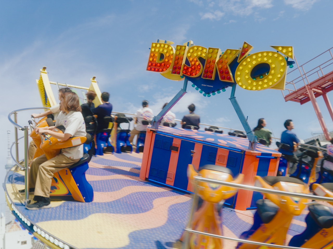 【ディスク・オー】スリル爽快 せまい園内で目が回るほどの充実の大回転。 この揺さぶりと遠心力はたまらない!※身長・年齢による乗車制限があります