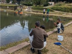 キャンプ場併設の管理釣り場でのエサ釣り体験♪