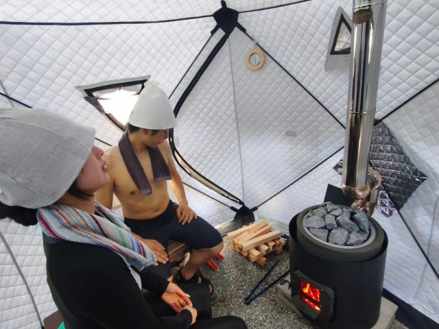 テントサウナは4人まで同時に入れます!