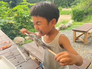 自分で釣ったマスを塩焼きで食べると最高です♪