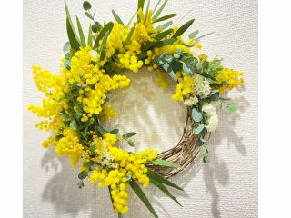 フレッシュなふわふわミモザやユーカリでドライリース作り