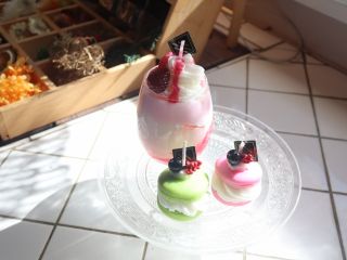 【ソイラテ&マカロンキャンドル】やわらかなクリームロウをつかってかわいいキャンドルをつくれます。マカロンはお好きな色に染めながら♪
