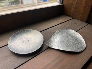 模様や文字を自由に刻んで、自分だけの錫のお皿に。