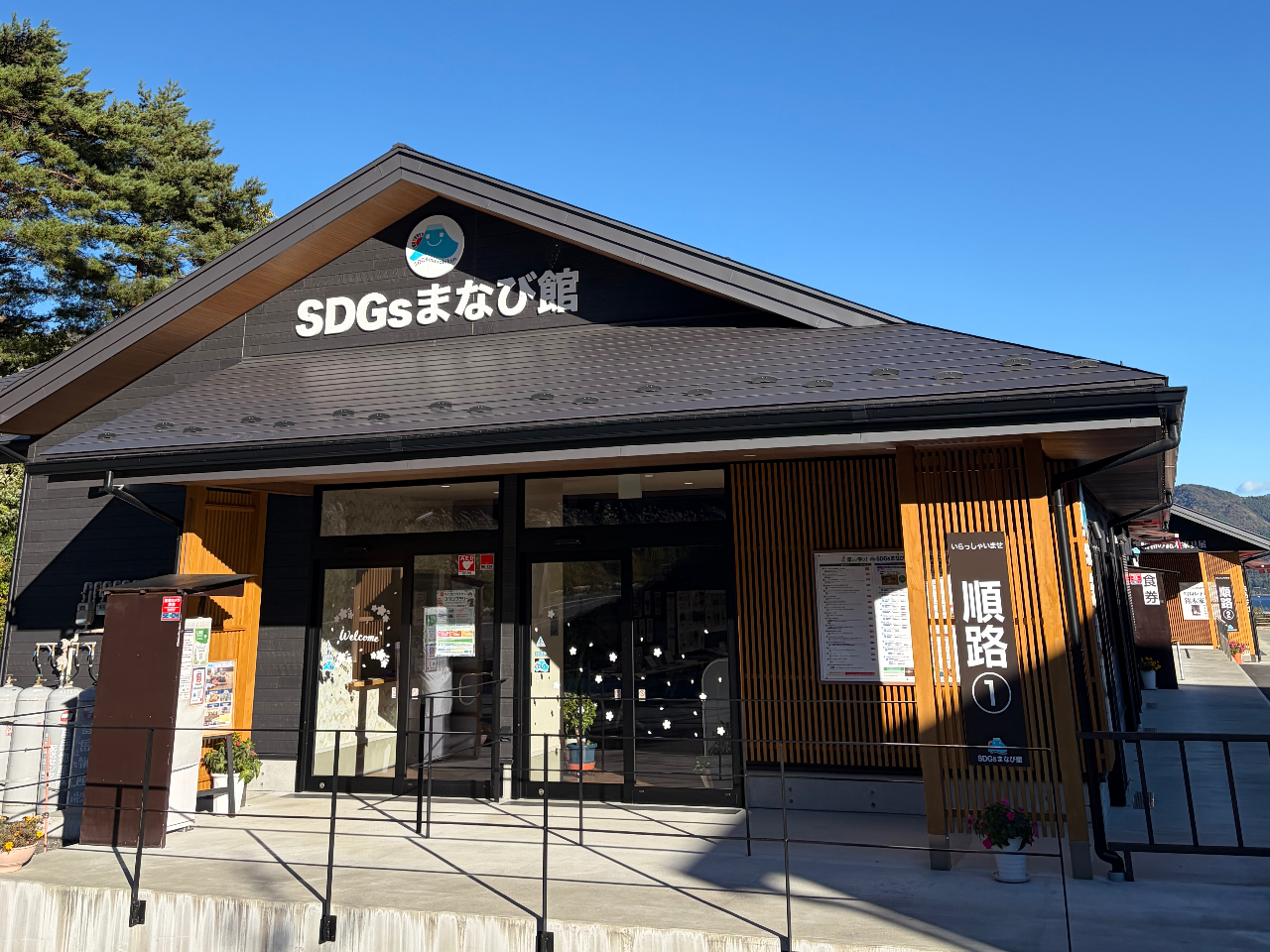 SDGs17個の各目標を分かりやすく説明したパネルと、各目標に取り組んでいるチャレンジャーのインタビューをご覧いただけます。