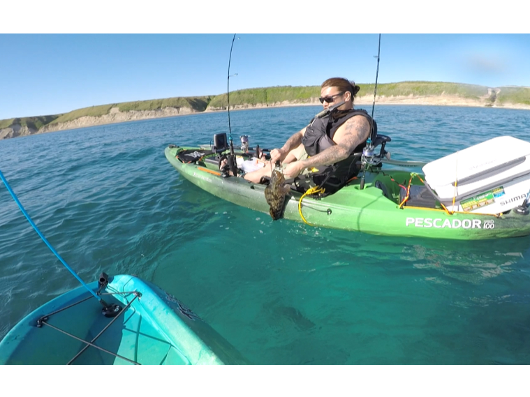 カヤックに乗って魚をゲット!