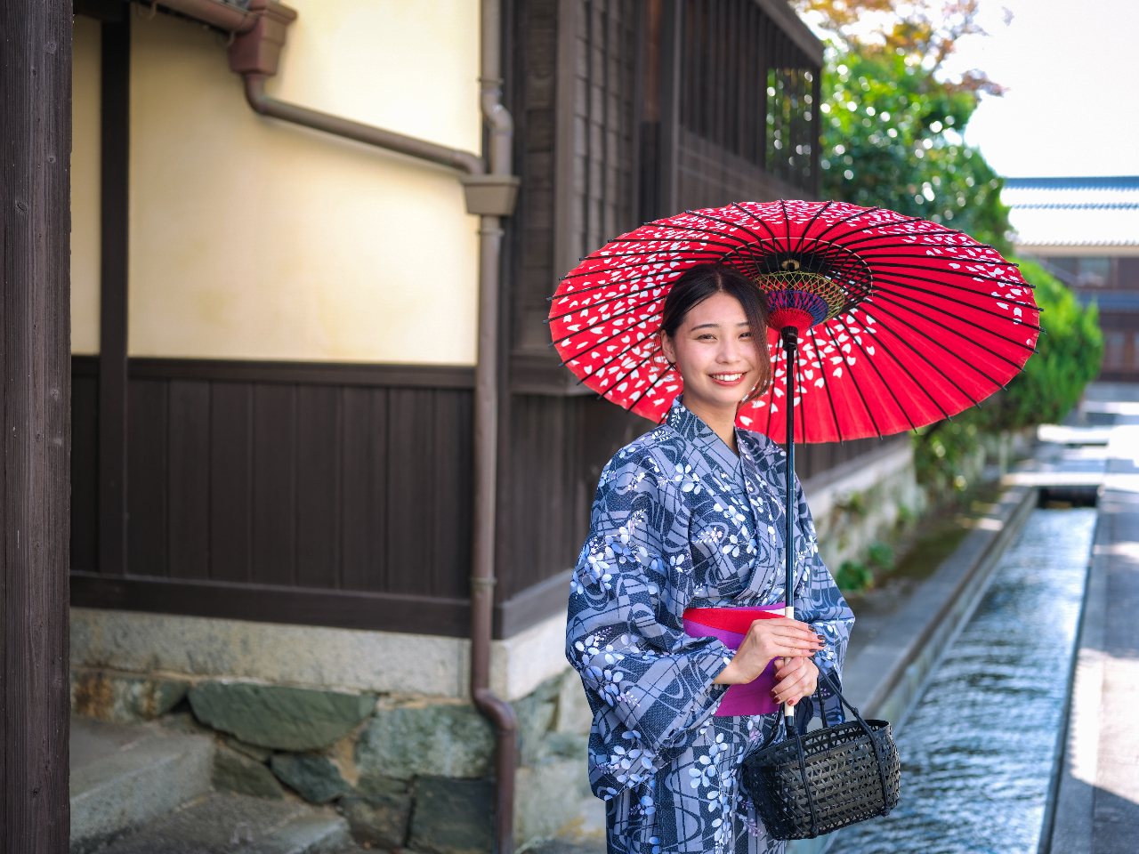 近くにある観光案内所でレンタルできる和傘もオススメ。