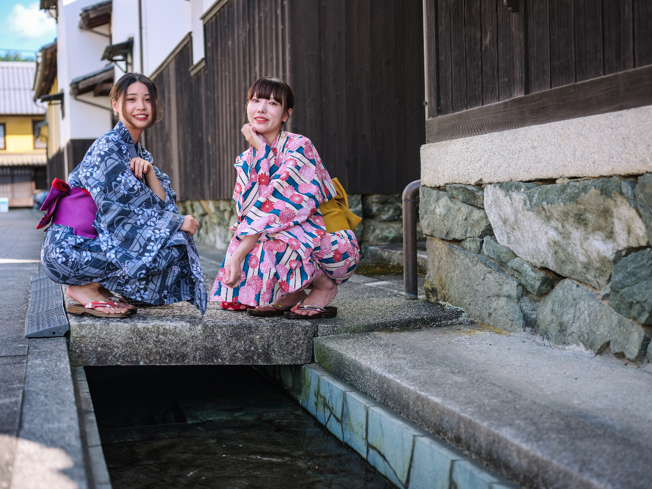 風情ある町並みを浴衣で散策。