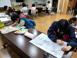 みんな夢中!絵を描くのって楽しい♪ぜひ体験しにきてください!