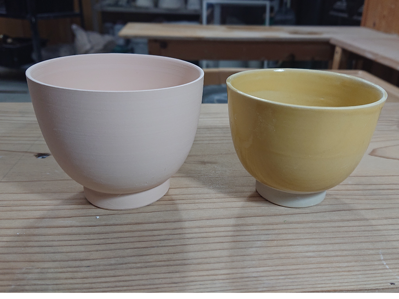 同じ大きさで作ったもの。左・素焼き  右・完成品 完成品はひとまわり小さくなります。