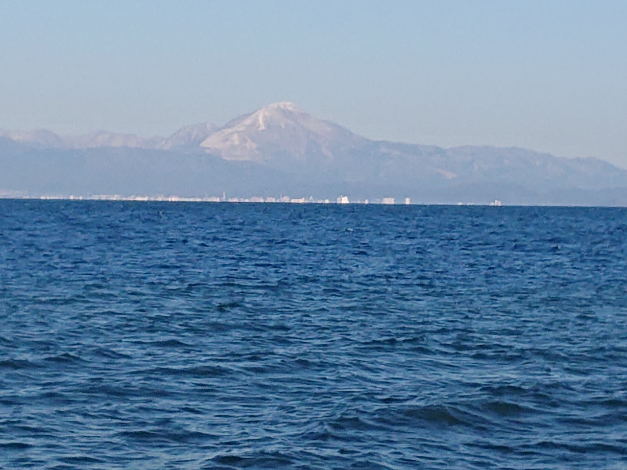 体験場所から車で少し行った琵琶湖、対岸に見えるのは伊吹山