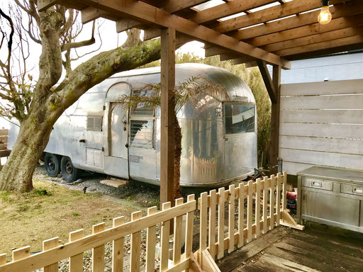 離れにはトレーラーハウスがございます。 5名様での宿泊からご利用いただけます。 ※4名様までの宿泊の場合でも、追加料金をいただければご利用いただけます。