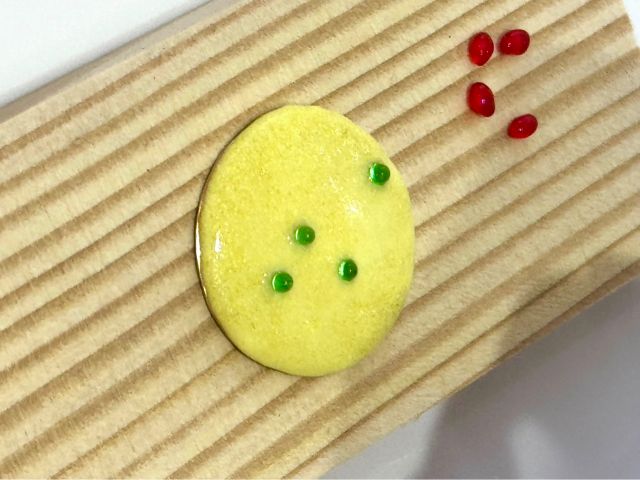 作業風景例:ビーズは詰めすぎても割れの原因となるので空間を開けてデザインします。