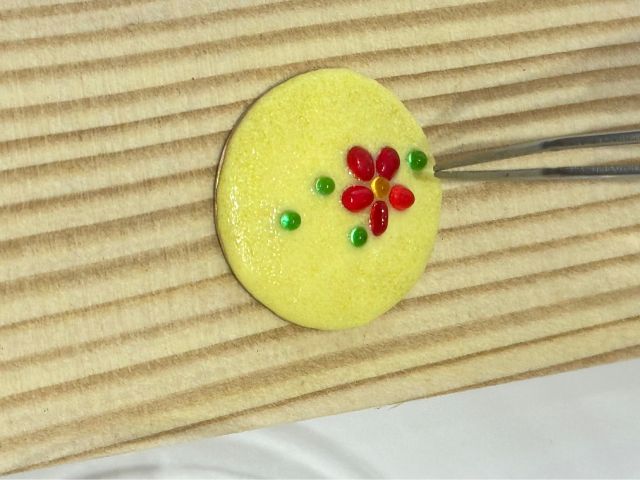 作業風景例:細かい作業になるので落ち着いてゆっくりのせてみましょう♪