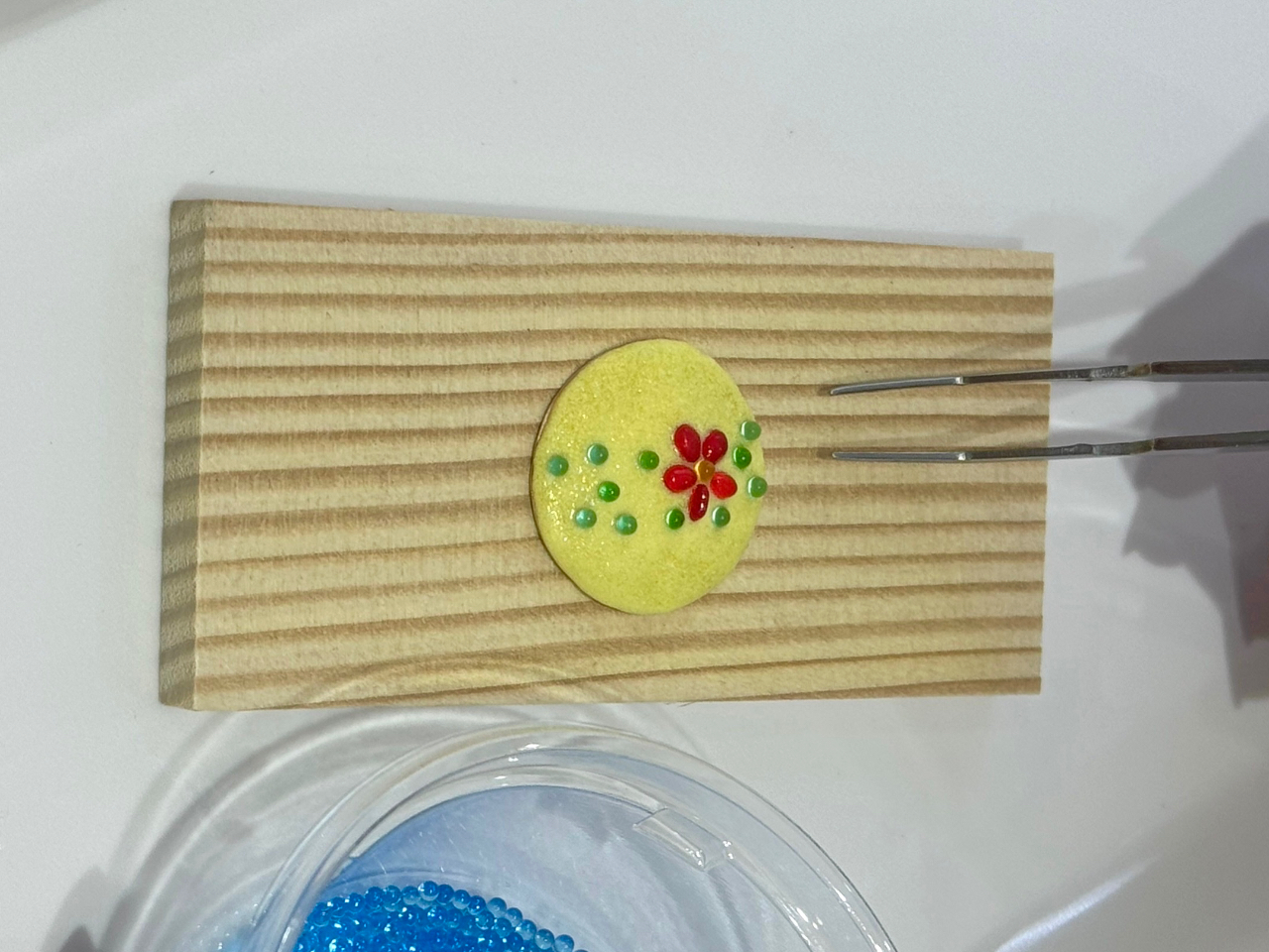 作業風景例:フリットやビーズを載せ終わって少し乾燥させたら焼き工程です。