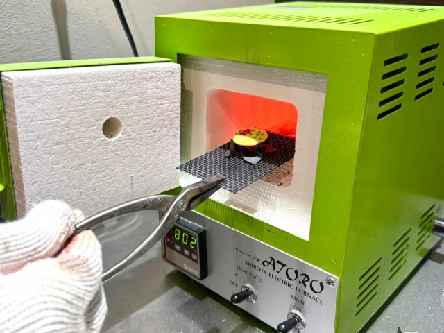 作業風景例:窯入れは高温になりますのでスタッフにお任せください。