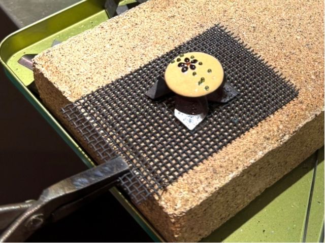 作業風景例:窯から出した直後は釉薬の色の変化をお楽しみください。