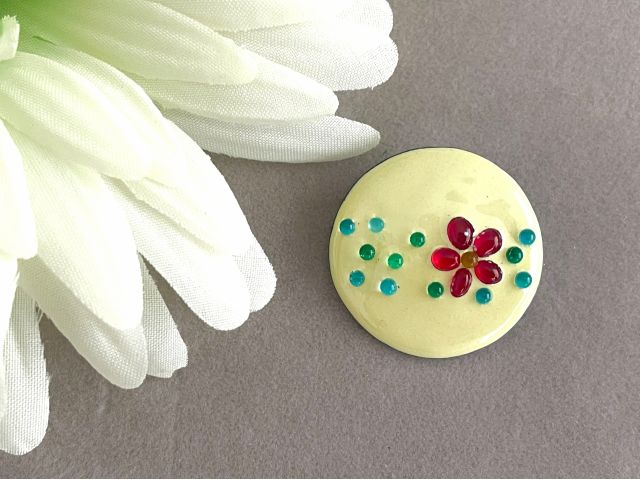 作品例:七宝釉薬にガラスビーズをほどこしたブローチ