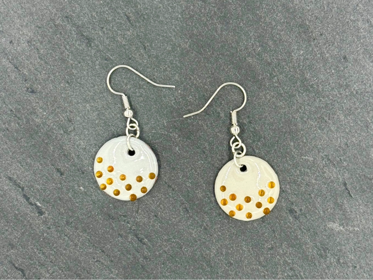 作品例@:グレーの釉薬の上にガラスビーズを置いて焼成した作品です。