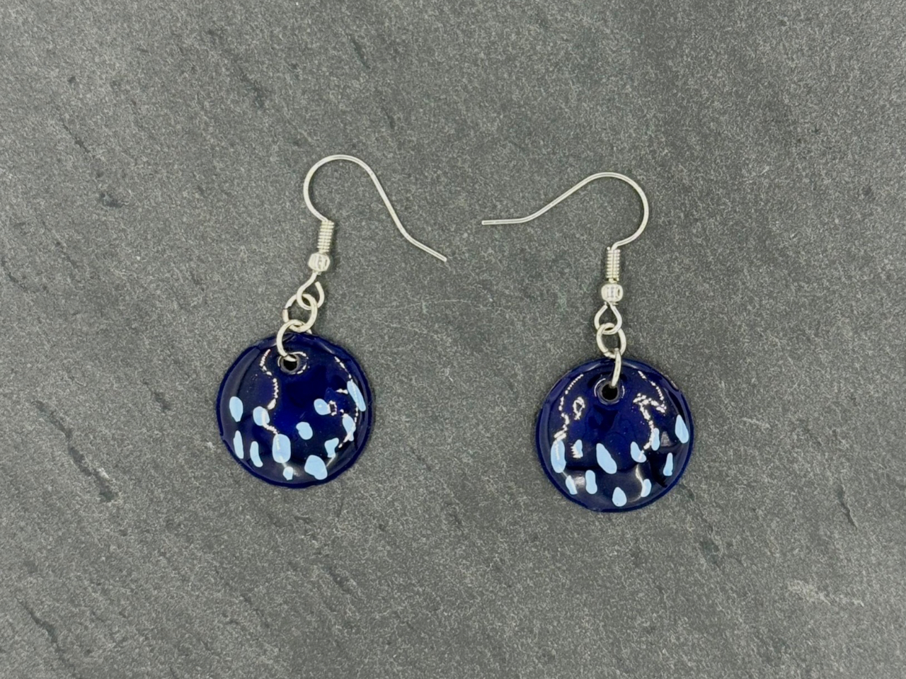 作品例A:青い釉薬の上に不透明のフリット(釉薬の粒)を置いて焼成した作品です。