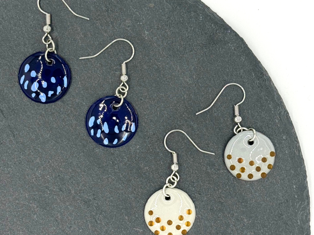 作品例:ガラスビーズ使った作品ととフリット作品は焼成にも違いがあるんですよ。