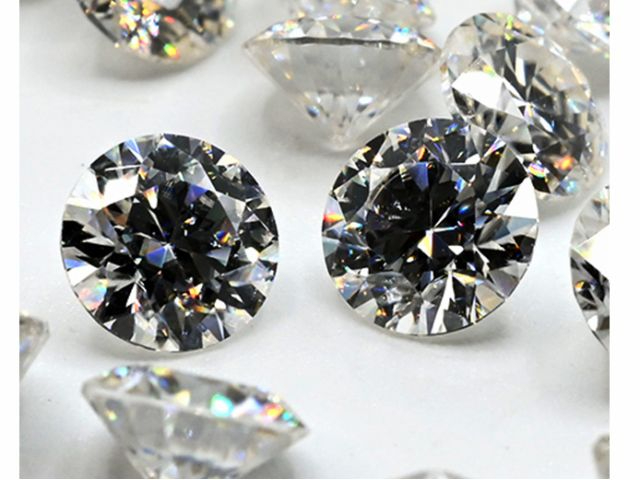 モアサナイトは天然ダイヤモンドの2.5倍ともいわれる、地球上の宝石のなかで最高峰の輝きとクリアな美しさ、優れた耐久性をもつ新しいジェムストーンです。