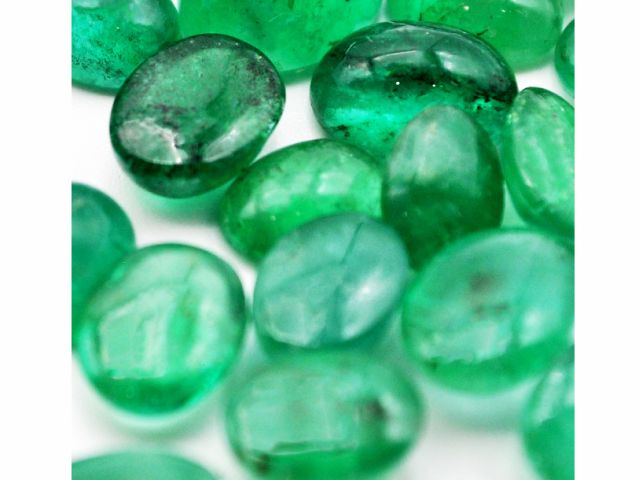 【エメラルド】 五大宝石の1つ。宝石として最古の歴史を持ち、心に不思議な安らぎと豊かな想像力を満たす神秘的な深緑の輝きの石です。