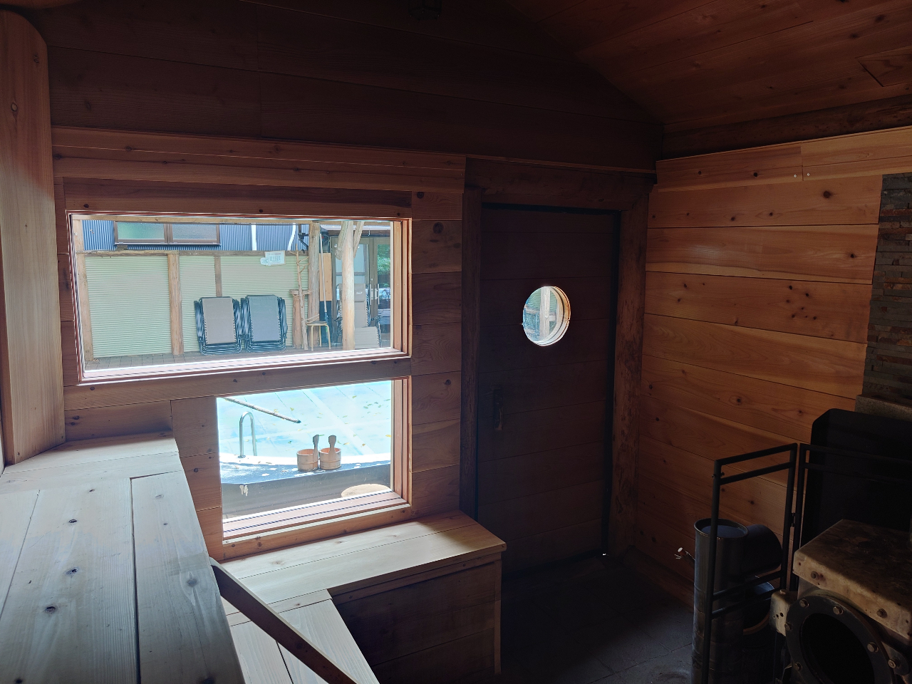 TEi͒i8jɓ\ȂXy[XB^񒆂ɂ͑^̐dXg[uĂ}܂B