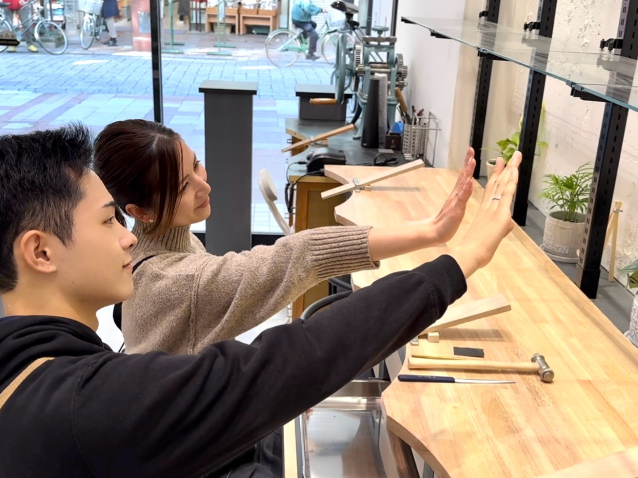 思い通りのペアリングデザインを目指して楽しい彫金体験。