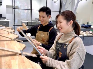 お好みの金属素材をご自分で加工して、手作りペアリングなどを作ることができます。手作りリングは忘れられない思い出をとじ込めた、かけがえのないジュエリーになります。